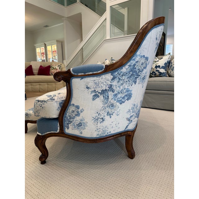 French Louis XV Style Settee & Stool – Newly Restored – Schumacher/Waverly Linen For Sale - Image 11 of 12