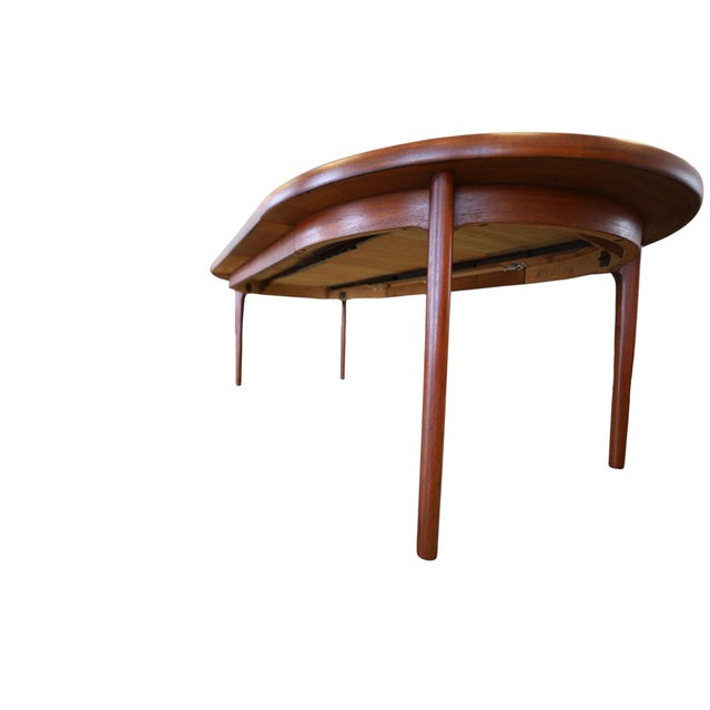 A fantastic Danish teak dining table from the 1960s – a real gem for the conscious interior designer! The table combines...