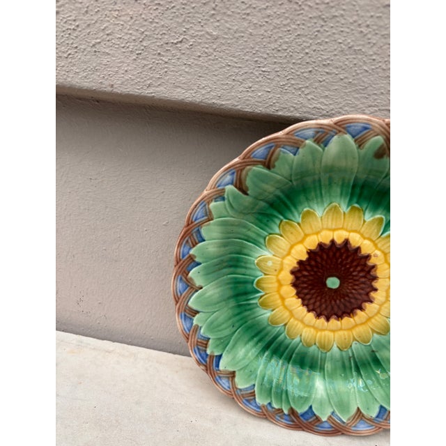 Rustic 19th Century Wedgwood Majolica Sunflower Plate For Sale - Image 3 of 4