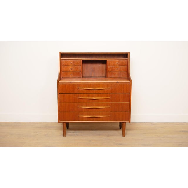 Beautiful secretary from the 1960s. The vintage teak cabinet has a pull-out desk, ideal! The cabinet also has 6 small...