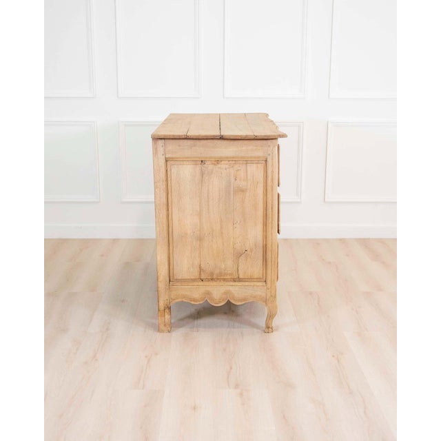 French 18th Century Natural Oak Chest of Drawers For Sale In Atlanta - Image 6 of 8