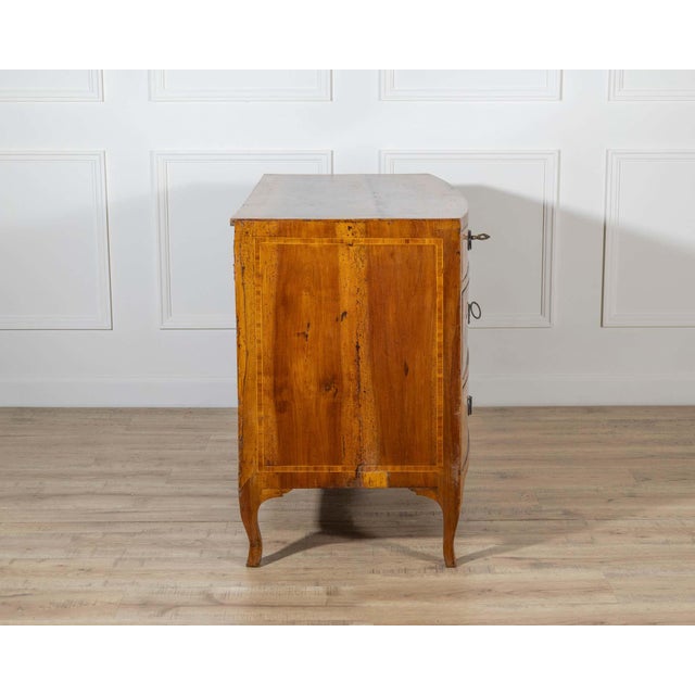 Venetian Louis XVI Chest of Drawers in Walnut, 18th Century For Sale In Atlanta - Image 6 of 8
