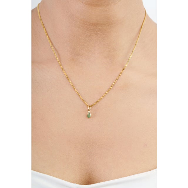 Green Minimalist 14k Gold Charm Fine Jewerlry Peardrop Emerald Pendant for Her For Sale - Image 8 of 16