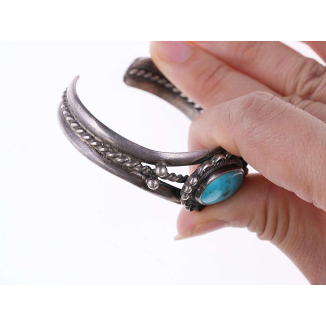 c1950's 6.25" Navajo silver and turquoise twisted wire bracelet For Sale - Image 4 of 10