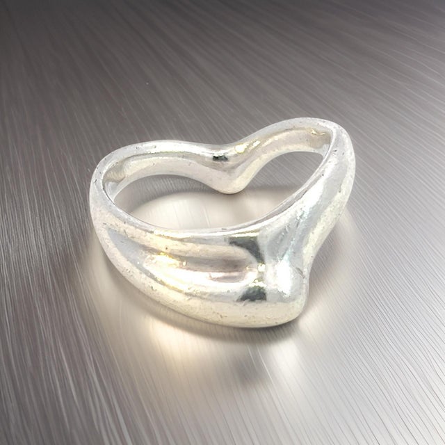 Traditional 1990s Tiffany & Co Estate Wave Ring By Elsa Peretti Size 6 Sterling SIlver For Sale - Image 3 of 7