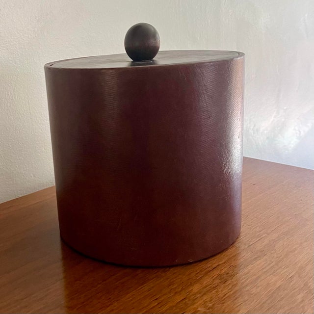 Available now is a vintage mid-century modern (MCM) vinyl ice bucket. This stylish piece is perfect for adding a touch of...