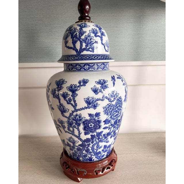 Large Blue & White Chinoiserie Botanical Temple Jar on Lacquered Base – Bombay Company, Circa 1990s For Sale - Image 4 of 10