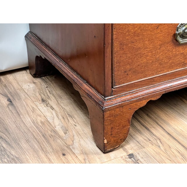 Late Georgian English Mahogany Chest of Drawers, Circa 1780–1810 For Sale In Boston - Image 6 of 10