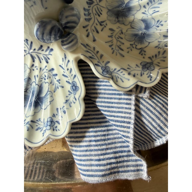 1980s Vintage Maitland-Smith Blue and White Porcelain Pickle Stand Sweetmeat Dish – Bonnin & Morris Style – Seashell Coral Motif For Sale - Image 5 of 10