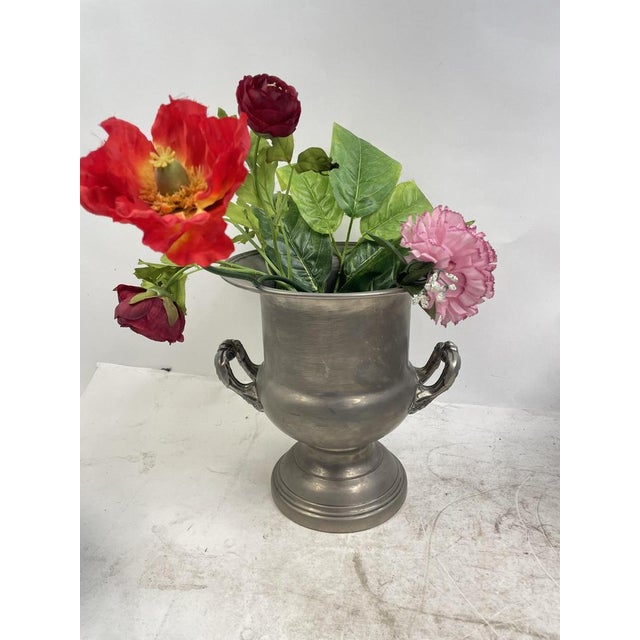 Beautiful ornamental indoor vase, 50s in nickel silver. Excellent furnishing object.