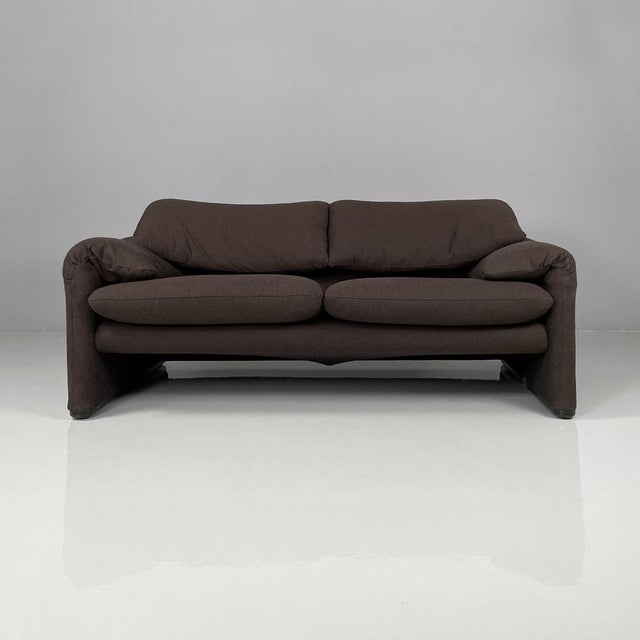 Italian modern brown fabric sofa Maralunga by Vico Magistretti for Cassina 1970s Two-seater sofa model Maralunga padded...