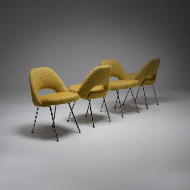 The Saarinen Model 72 Dining Chair by Knoll International is a true design icon. Introduced in 1950 by Finnish-American...