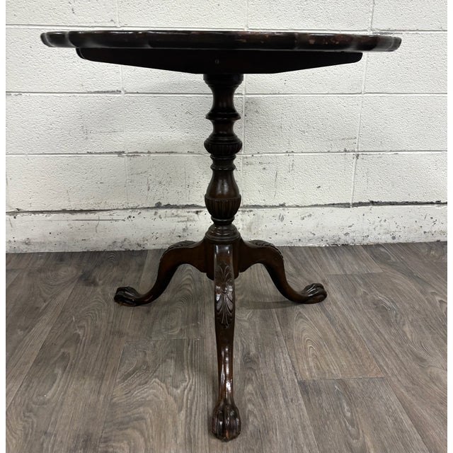 This is a gorgeous vintage Chippendale style pie crust three leg tea table or side table. Features beautiful carved legs...