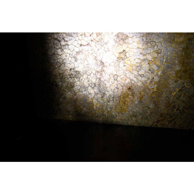 1970s Vintage Mastercraft William Doezema Burled Amboyna Wood and Brass Curio Display Cabinet For Sale - Image 10 of 11