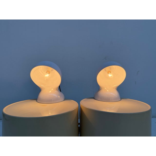 White Dalú Lamps by Vico Magistretti for Artemide, 1970s, Set of 2 For Sale - Image 8 of 8