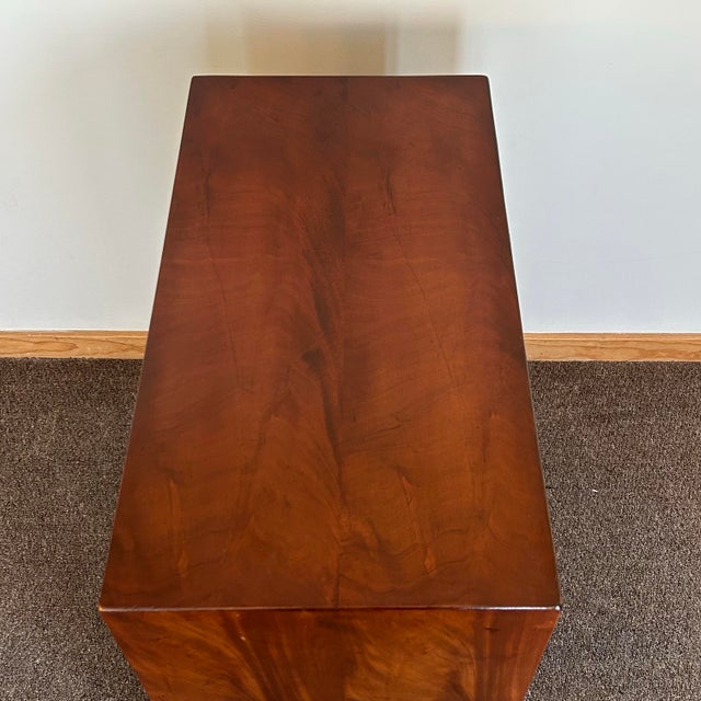 Wine 1990s Wright Table Co. Flamed Mahogany Bachelor’s Chest For Sale - Image 8 of 11