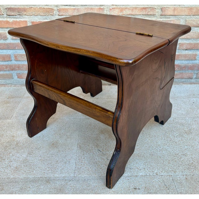 Old French Library Steps of Walnut. Library steps from the 19th century, made of walnut wood, robust and beautiful, with...