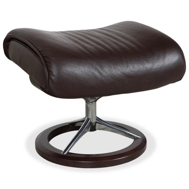 Set of Aura Leather Recliner and Ottoman from Stressless For Sale - Image 6 of 18