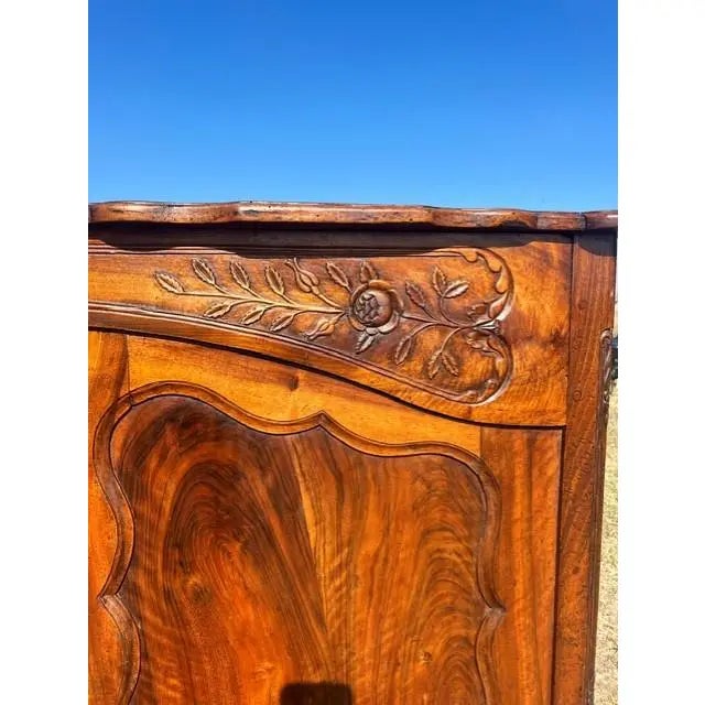 Fine 18th Century French Louis XV Provincial Burl Walnut Sideboard / Buffet. For Sale - Image 12 of 18