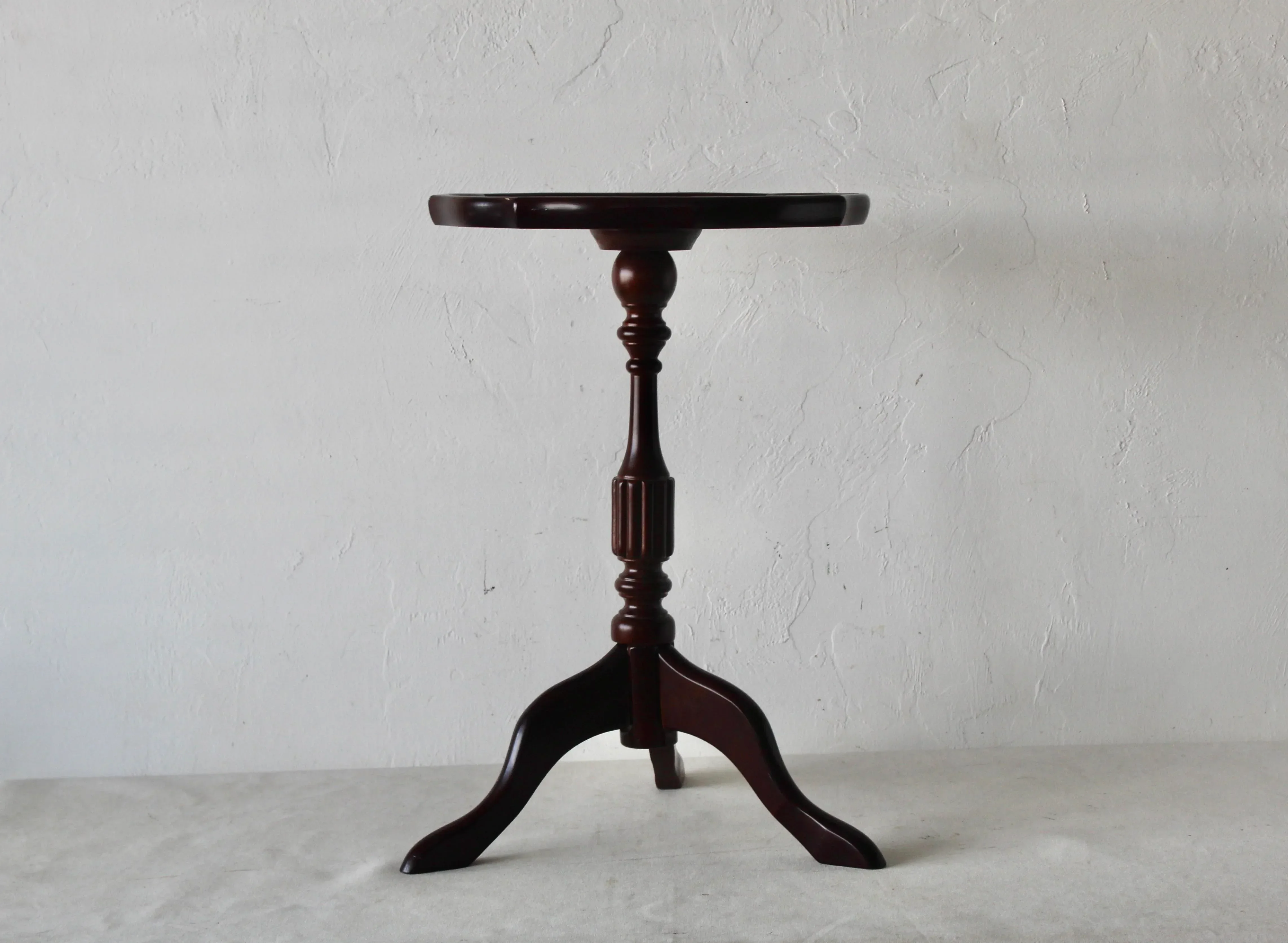 1990s Vintage Bombay Co Victorian Style Embross Leather Top Tripod