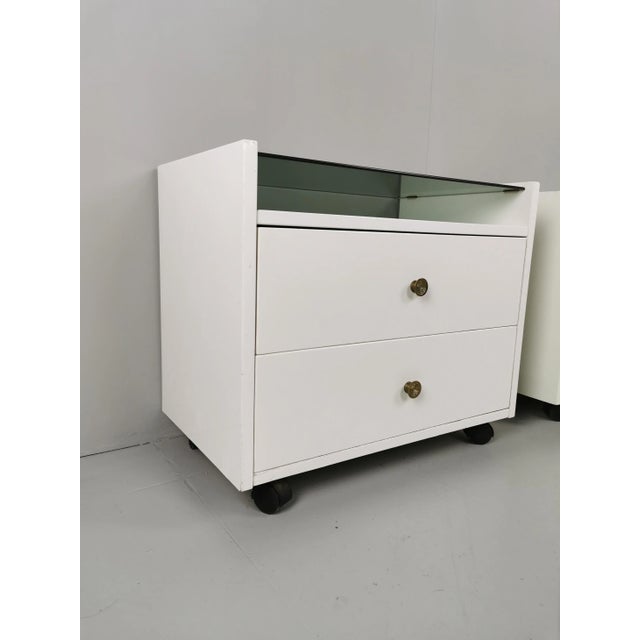 White Lacquered Nightstands by Carlo de Carli for Luigi Sormani, 1960s, Set of 2 For Sale - Image 4 of 11