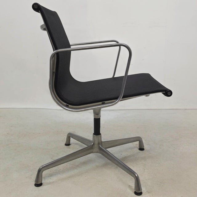 Vitra Vintage Netweave Chairs in Aluminium by Charles and Ray Eames for Vitra, 1990s, Set of 7 For Sale - Image 4 of 7