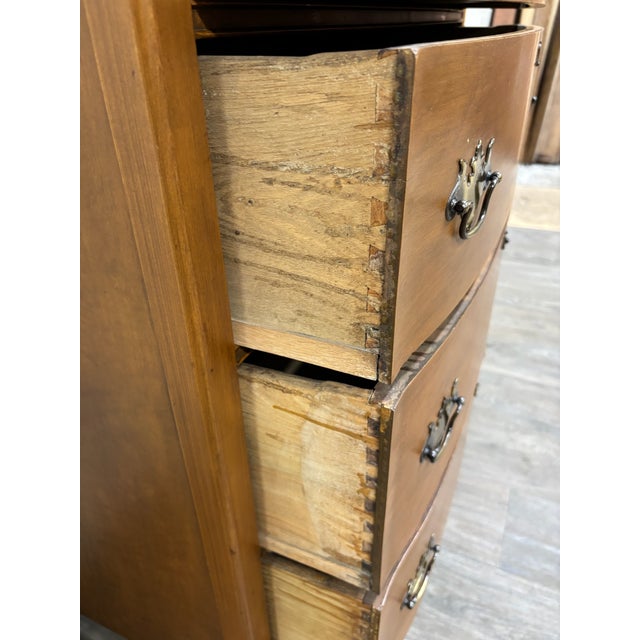 Antique American Federal Bowfront Chest of Drawers For Sale In Kansas City - Image 6 of 14