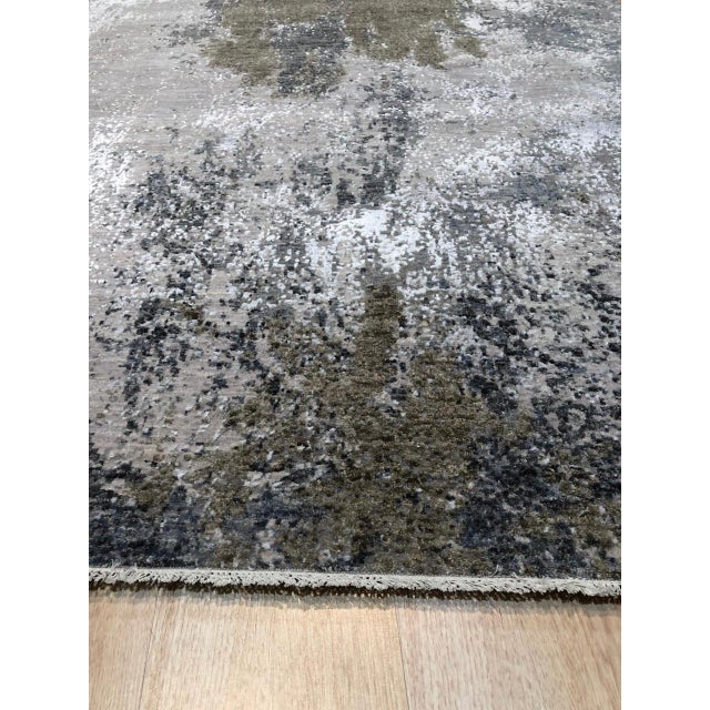 2020s Xena Chloe Gray Hand-Knotted Wool Rug Carpet, Abstract Modern Texture For Sale - Image 5 of 6