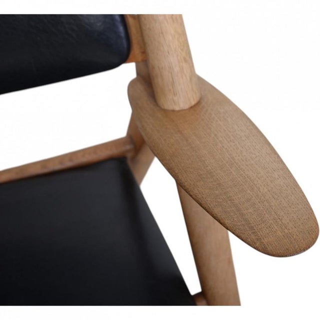 1960s CH28 Sawback Lounge Chair in Oak and Black Leather by Hans Wegner, 1960s For Sale - Image 5 of 14