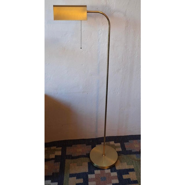 Curved 'banker's' floor lamp in brass with an adjustable shade and pull-switch dating from the 1970s. Up to 250V...