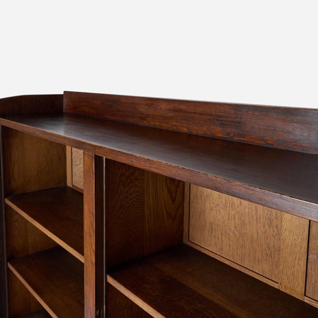 Arts & Crafts 1910s Large Two-Door Bookcase by Gustav Stickley For Sale - Image 3 of 15