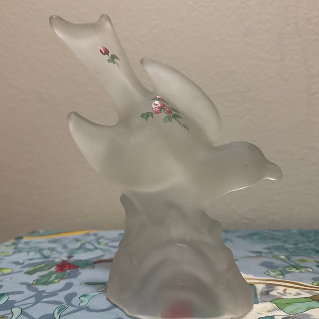 Add a touch of vintage elegance to your home decor or glass collection with this beautiful L.E. Smith Glass Company "Bird...