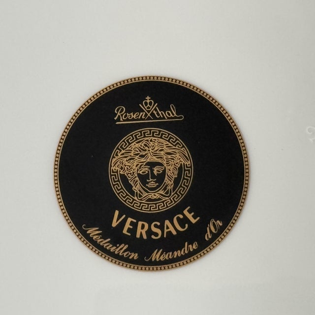 Rosenthal Medaillon Méandre d’Or Service Plate by Versace for Rosenthal, 1990s For Sale - Image 4 of 5