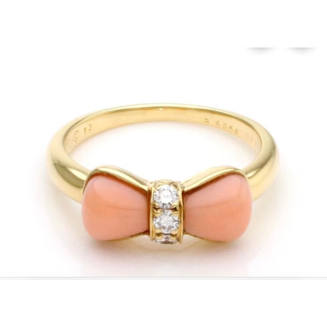 Van Cleef & Arpels Coral Diamond 18k Yellow Gold Bow Design Ring For Sale In New York - Image 6 of 18