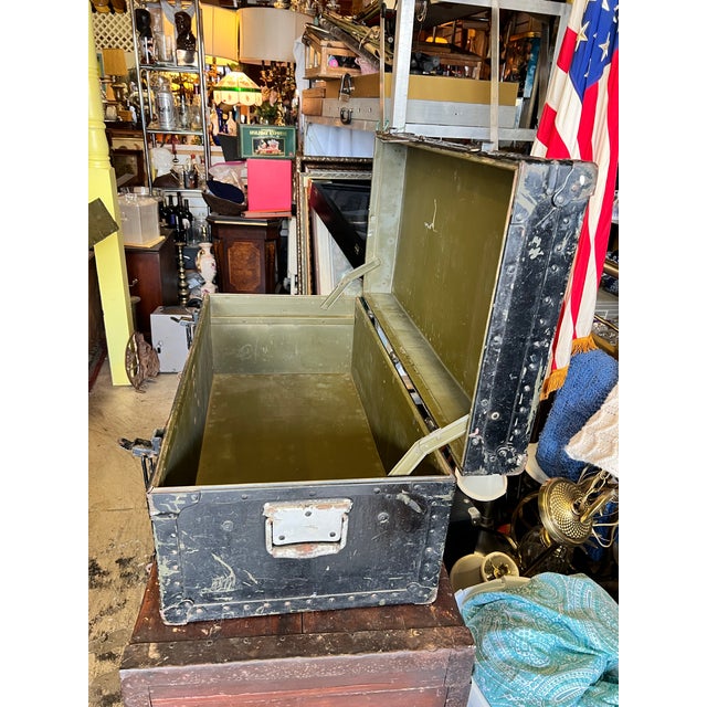 Mid-Century Modern Industrial Us Military Footlocker Trunk With Original Insert Tray For Sale In West Palm - Image 6 of 12