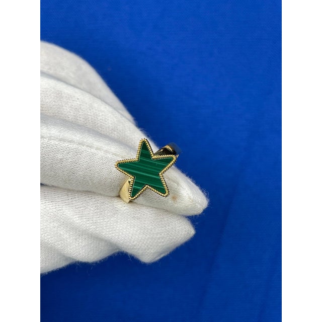 Metal Green Malachite Star Galaxy Celestial Constellation Zodiac 18k Yellow Gold Ring, Size 7 For Sale - Image 7 of 16