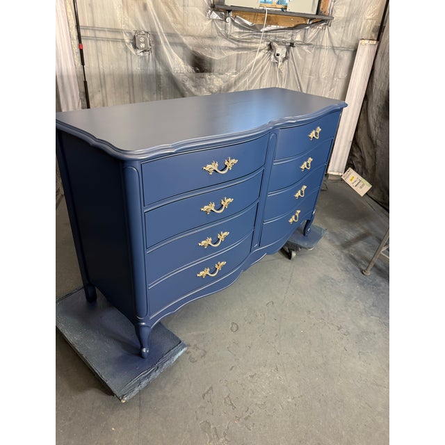 French Provincial Vintage French Provincial Dresser, Refinished in Navy For Sale - Image 3 of 5