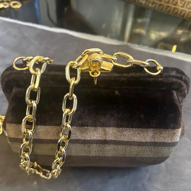 1970s Vintage Brown Velvet and Gilded Metal Italian Crossbody Bag For Sale - Image 10 of 14