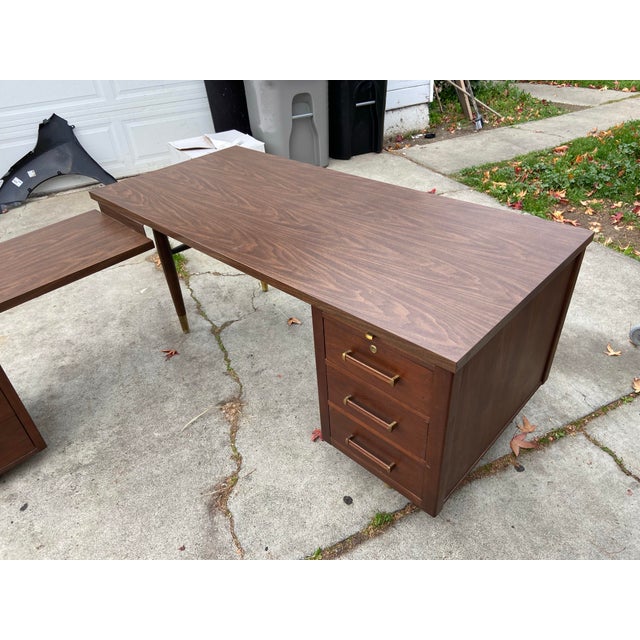 The Alma Company Vintage Mid Century Modern L Shape Desk is a unique and stylish piece of furniture that exudes a retro...