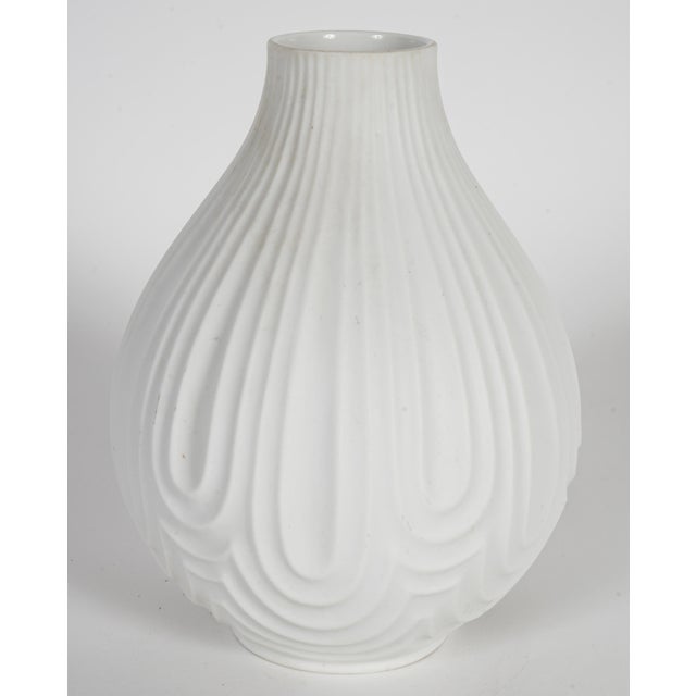 This exquisite vintage vase from Heinrich Porzellan embodies the essence of 1970s Space Age design. With its elegant white...