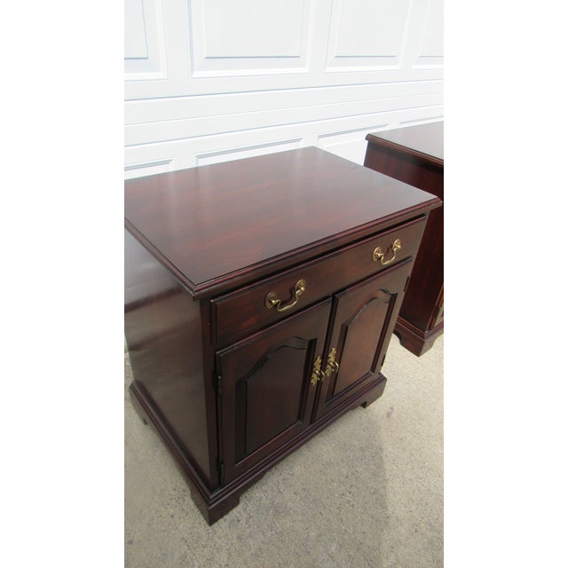 Henkel Harris 1980s Pair Henkel Harris Nightstands Bedside Tables Mahogany For Sale - Image 4 of 14