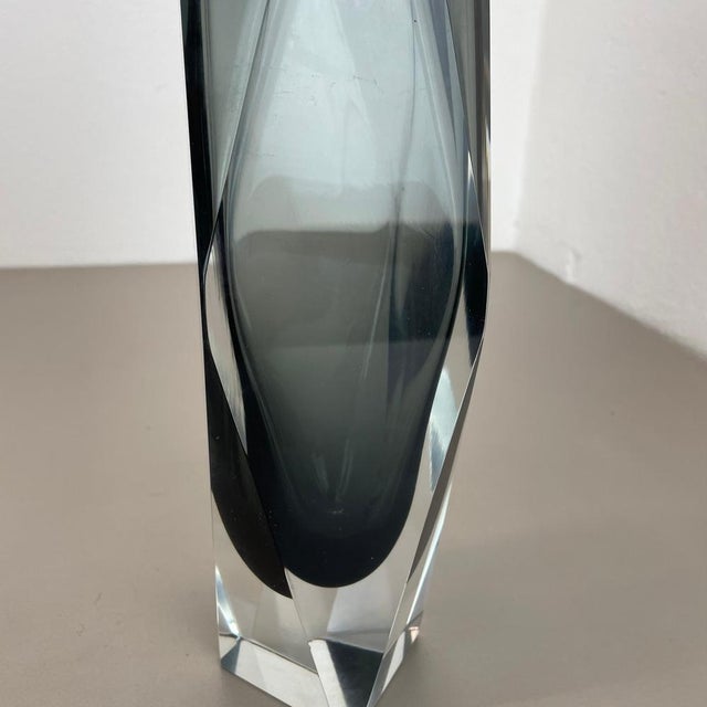 Faceted Murano Glass Sommerso Vase from Mandruzzato, Italy 1970s For Sale - Image 15 of 18