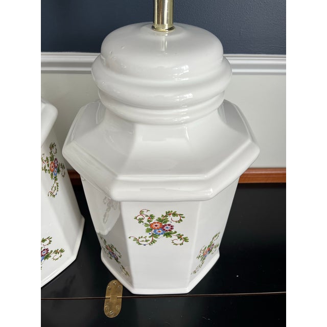 Vintage White Ceramic Hexagonal Ginger Jar Lamps Grand Millenial For Sale In New York - Image 6 of 11