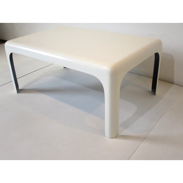Artemide Spaceage Fiberglass Coffee Table in the Style of Artemide For Sale - Image 4 of 8