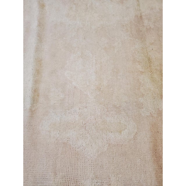 Early 20th Century Antique Oushak Carpet, Handmade Oriental Rug, Soft Taupe, Light Cream, Pale For Sale - Image 5 of 18