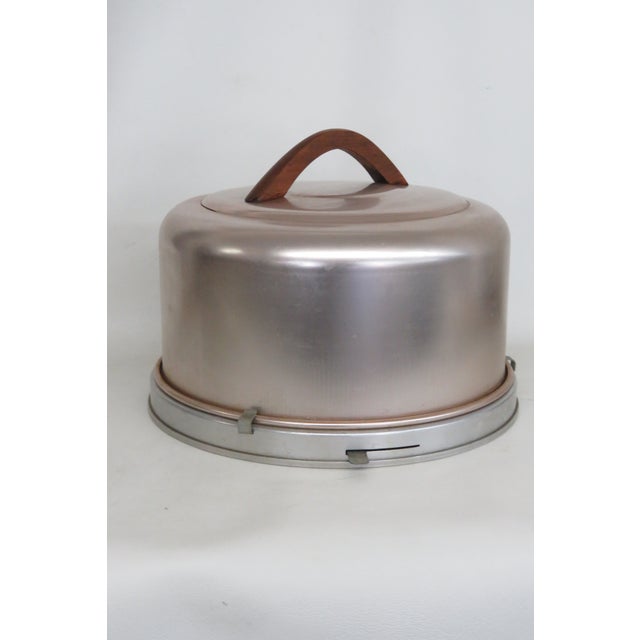 Mirro Usa Round Cake Carrier Dessert Saver Mid Century 1950s Wooden Handle For Sale - Image 16 of 17