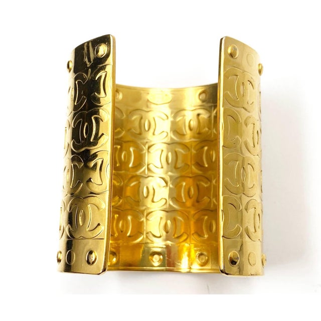 1990s Chanel Vintage Rare Gold Plated CCs Thick Cuff Bracelet For Sale - Image 5 of 6