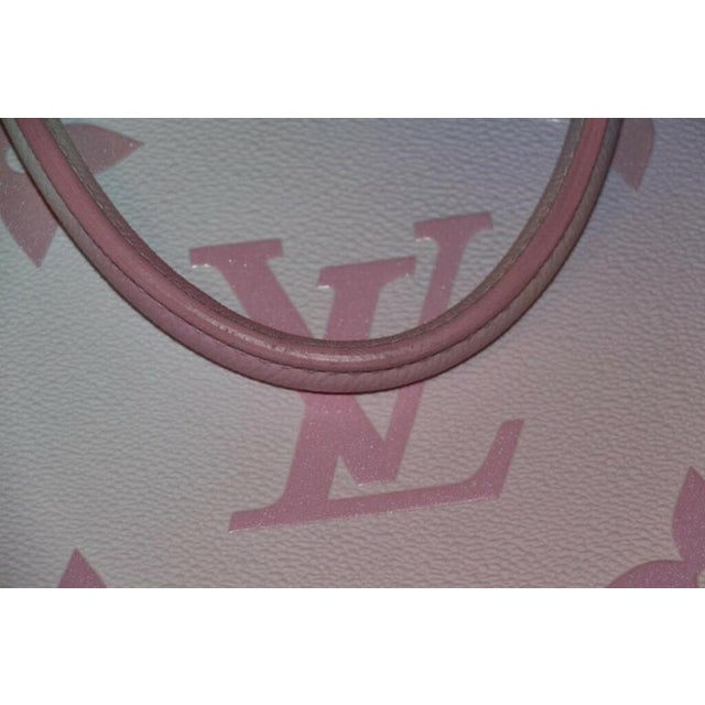 Sunrise Pastel Onthego Gm Bag, 2010 from Louis Vuitton For Sale - Image 12 of 15