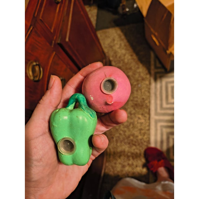 Vintage salt n pepper shakers shaped like a beet and a bell pepper