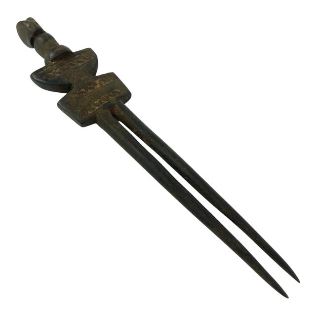 Early 20th Century Nyamwezi Figural Engagement Hair Pick Tanzania For Sale